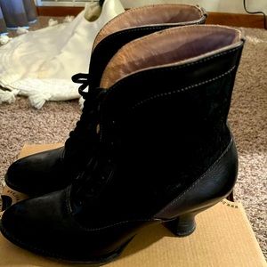 Oak Tree Farms Jacquelyn Boot in Black Rustic Lace. Size 7 US